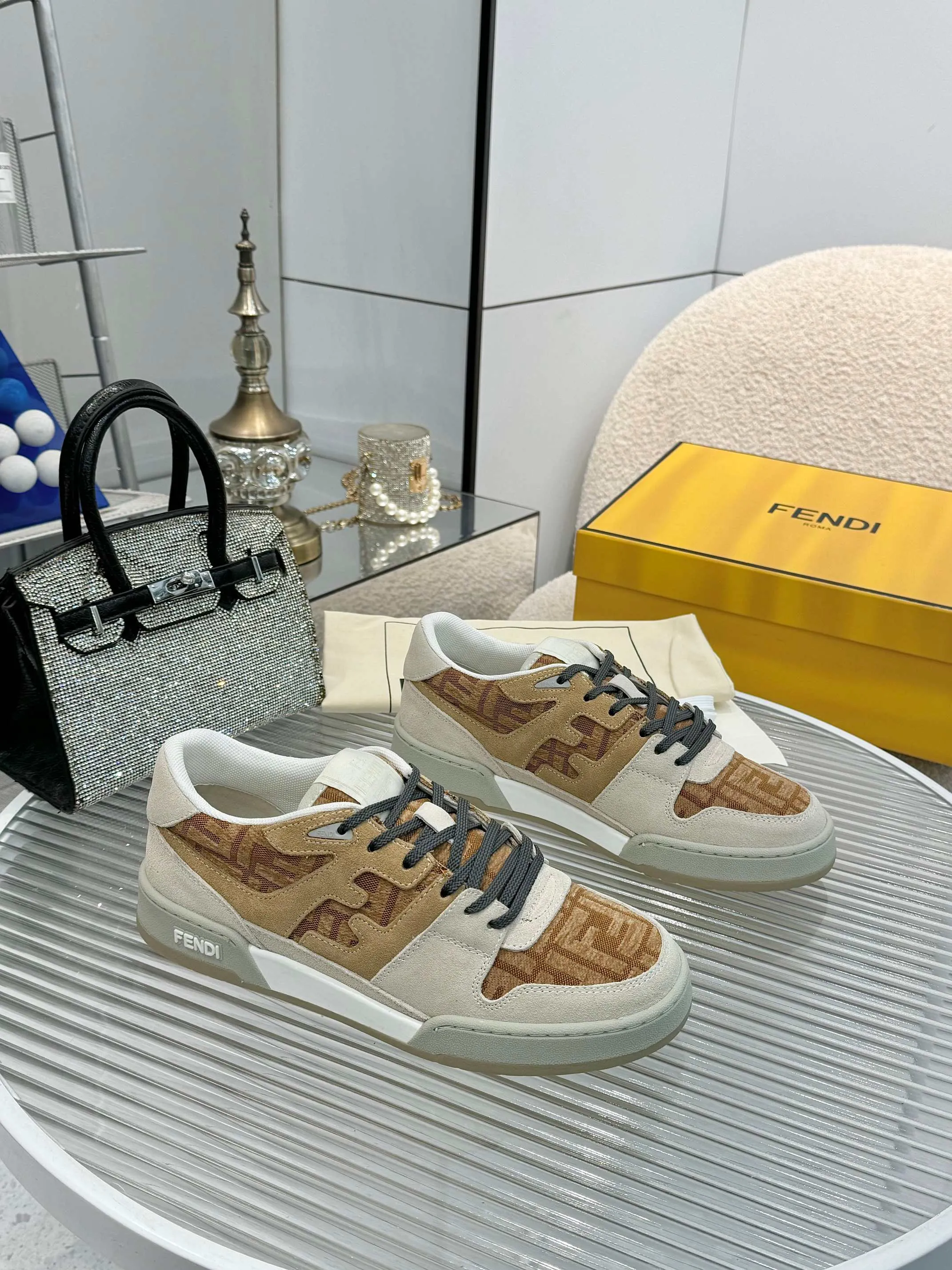 p620🐮🐮New❤Top super A version💯 Fendi Fendi 2025 New Year's King Explosive Style🔥 Many💑stars have the same style FD match. Original purchase for RMB14440. One to one replica. Designer Kim Jones's first sneaker fendi match and Donkey brand Trainer basketball sneakers, fresh blood injection and FF retro design It combines fashion and super comfort. [Wise] Whoever doesn’t grab it will regret it [There are many shoe uppers on the market with different color matching and cut corners in workmanship. The color matching and craftsmanship of my shoe upper are absolutely the same as the genuine products at the counter. Welcome to compare. Feet: Mesh injection molding pads 🎯 Soles: Please look for the original molded multi-color TPU outsole (❌ non-rubber sole) 🎯 Size: Female 35-41 Male 38-45 🎯 Packaging: Original 1:1 matching high-end packaging 🎁